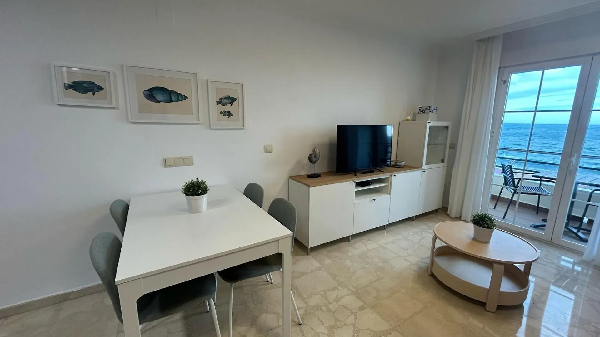 Maravilloso Apartamento En Primera Linea De Playa Con Vistas Al Mar En Caleta De Velez 2 C 0*,  Испания