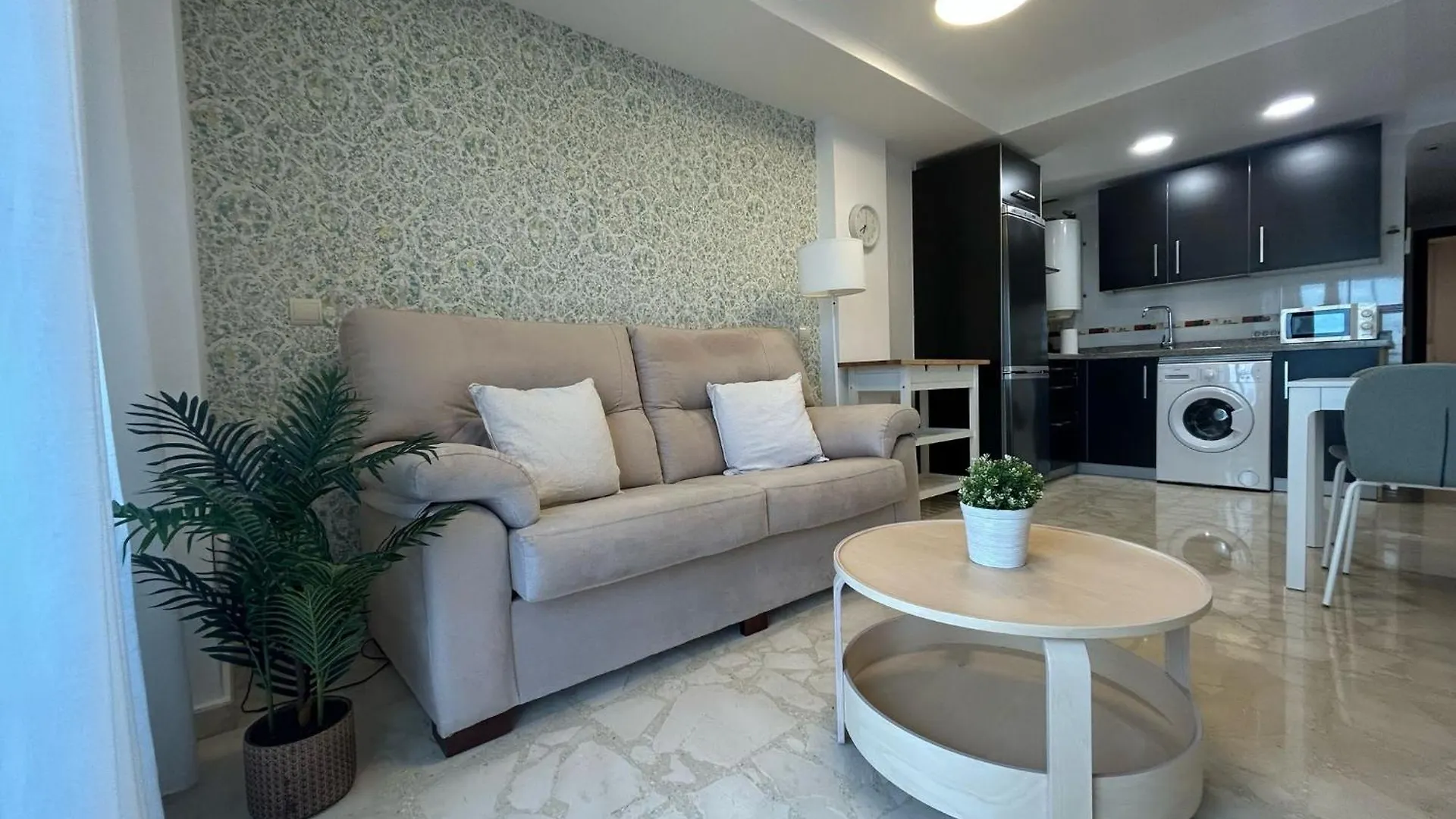 Maravilloso Apartamento En Primera Linea De Playa Con Vistas Al Mar En Caleta De Velez 2 C 西班牙